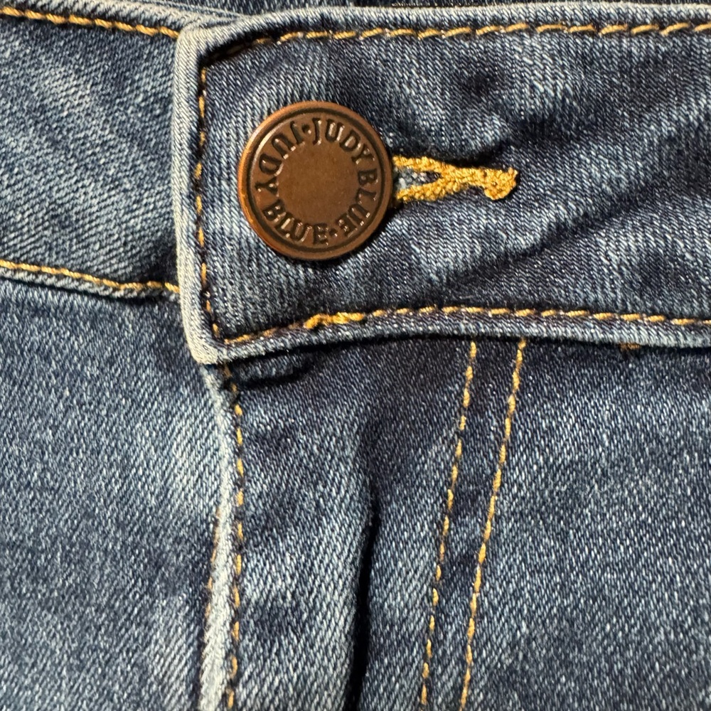 Women’s Judy Blue Jean Shorts Blue Stretch
Cuffed Raw Hem Denim Mid Rise Size 28 - Picture 2 of 8